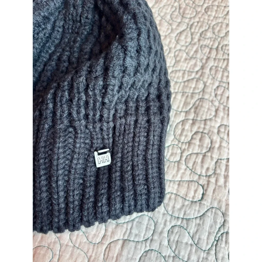 Helly Hansen W Snowfall Beanie Navy Blue Ribbed Knit Faux Fur Pom Hat